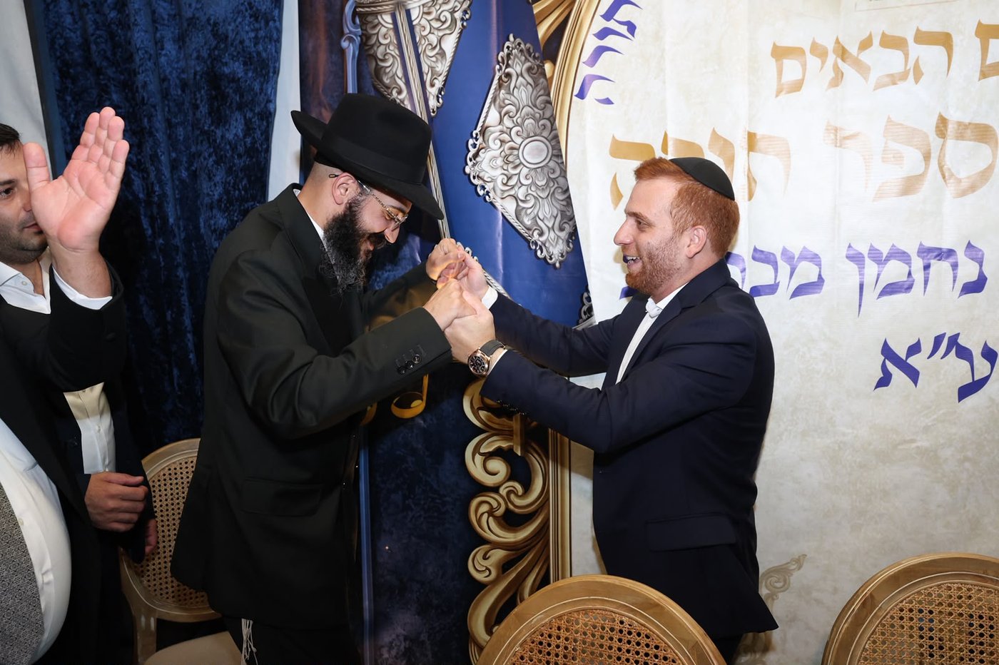 הכנסת ספר תורה בסוכה • צילום: שלומי כהן