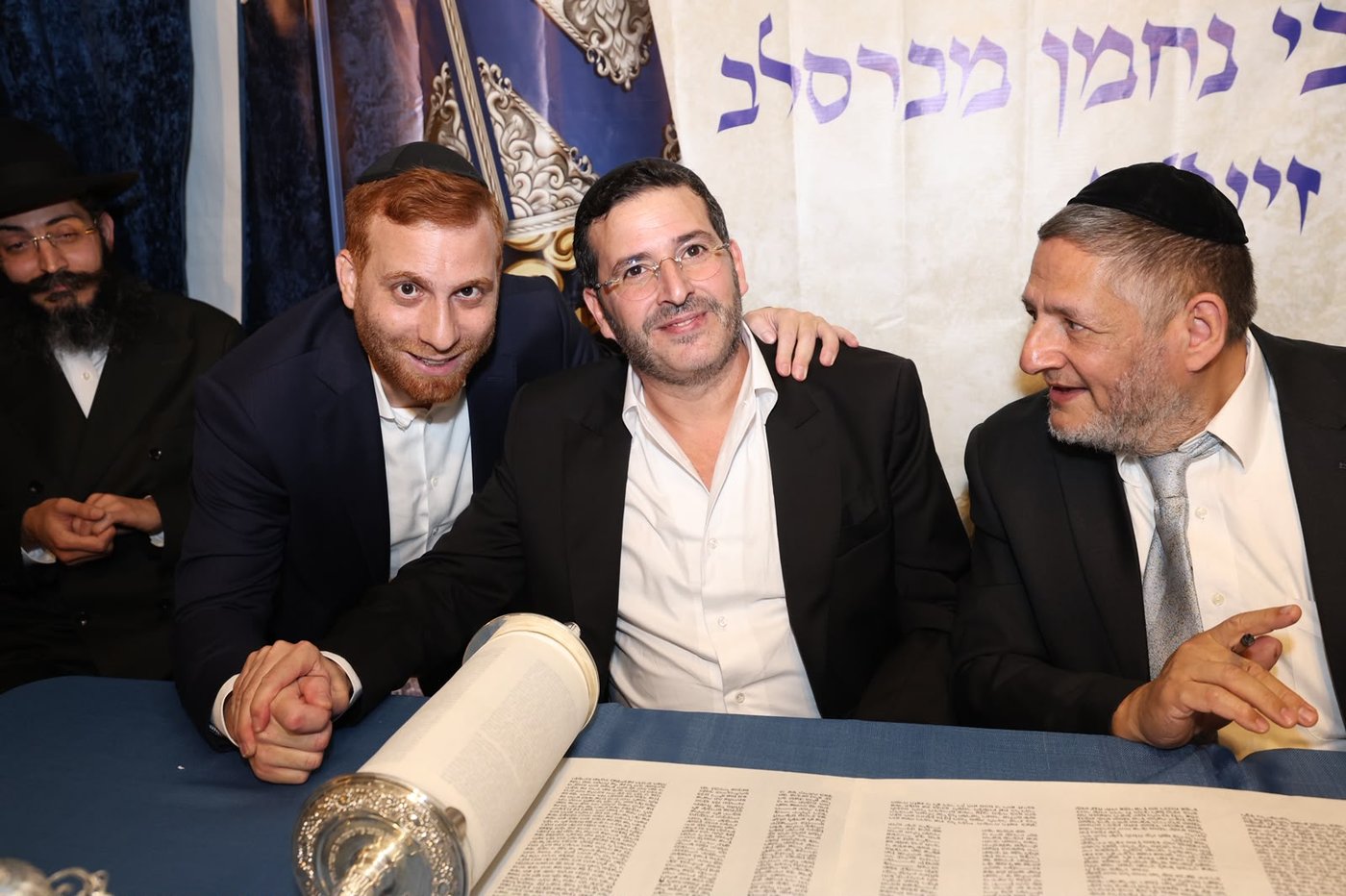 הכנסת ספר תורה בסוכה • צילום: שלומי כהן