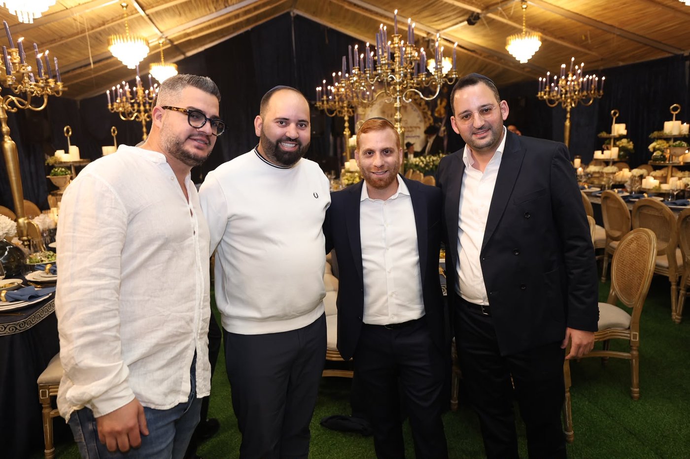 הכנסת ספר תורה בסוכה • צילום: שלומי כהן