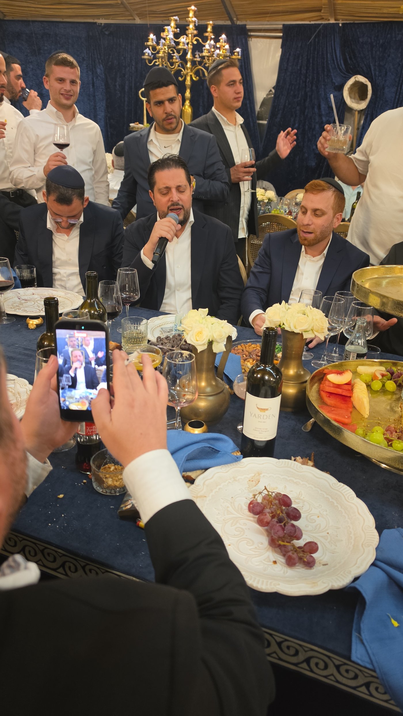 הכנסת ספר תורה בסוכה • צילום: שלומי כהן
