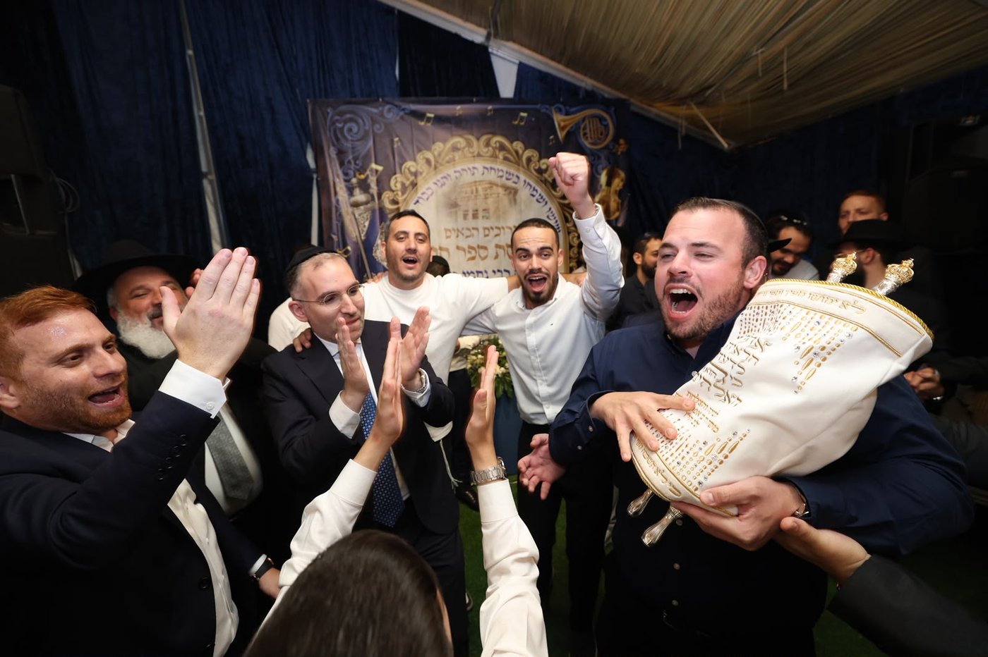 הכנסת ספר תורה בסוכה • צילום: שלומי כהן