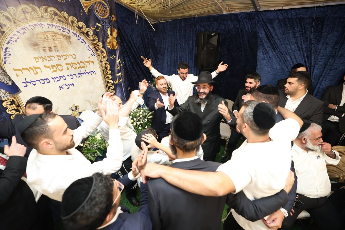 הכנסת ספר תורה בסוכה • צילום: שלומי כהן