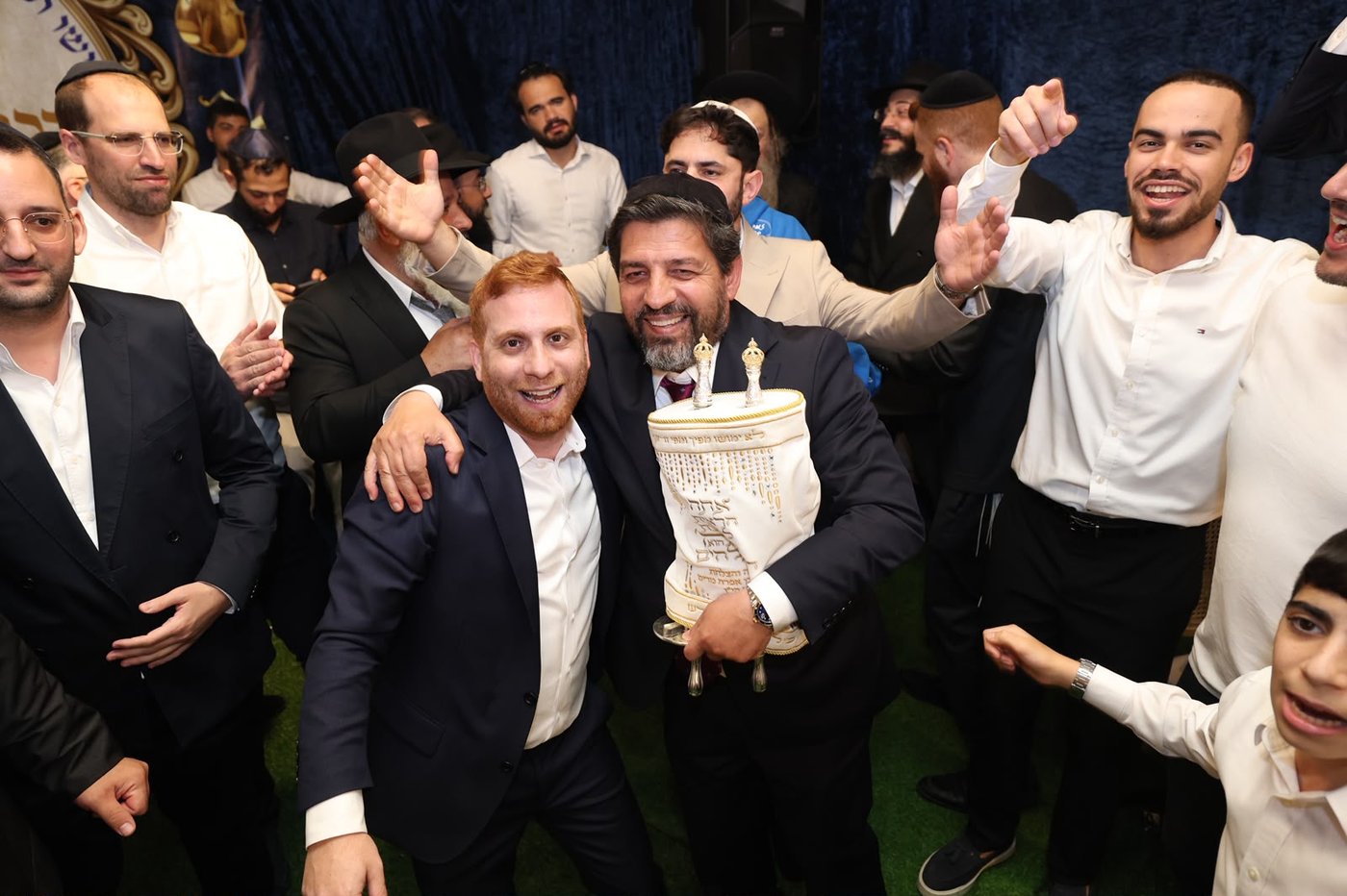 הכנסת ספר תורה בסוכה • צילום: שלומי כהן