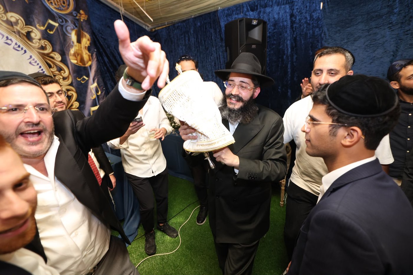 הכנסת ספר תורה בסוכה • צילום: שלומי כהן