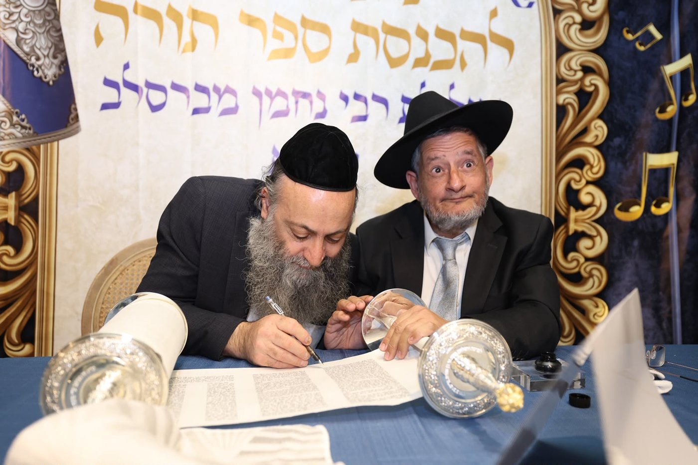 הכנסת ספר תורה בסוכה • צילום: שלומי כהן