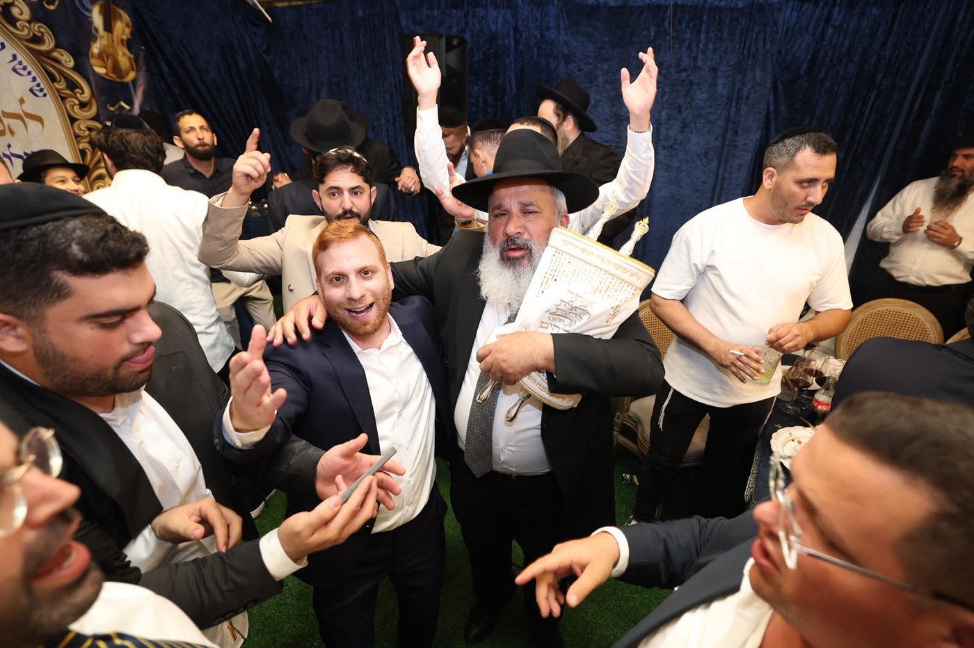 הכנסת ספר תורה בסוכה • צילום: שלומי כהן