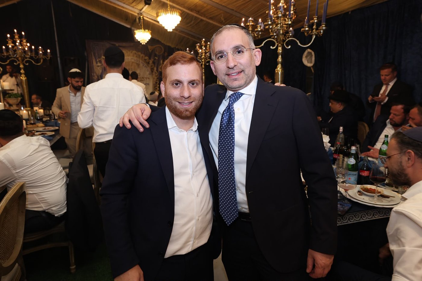 הכנסת ספר תורה בסוכה • צילום: שלומי כהן
