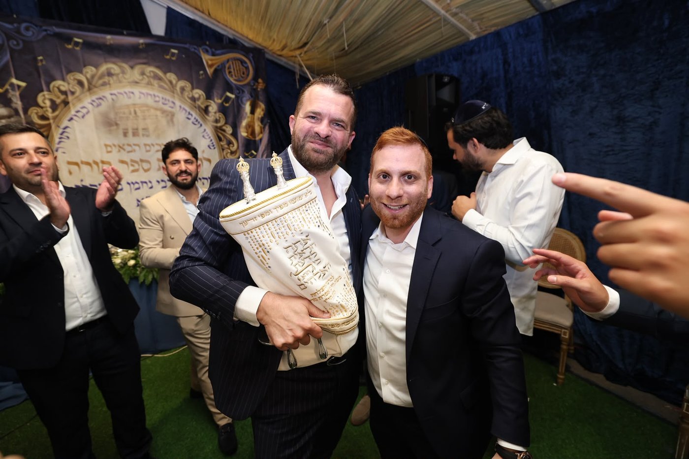 הכנסת ספר תורה בסוכה • צילום: שלומי כהן
