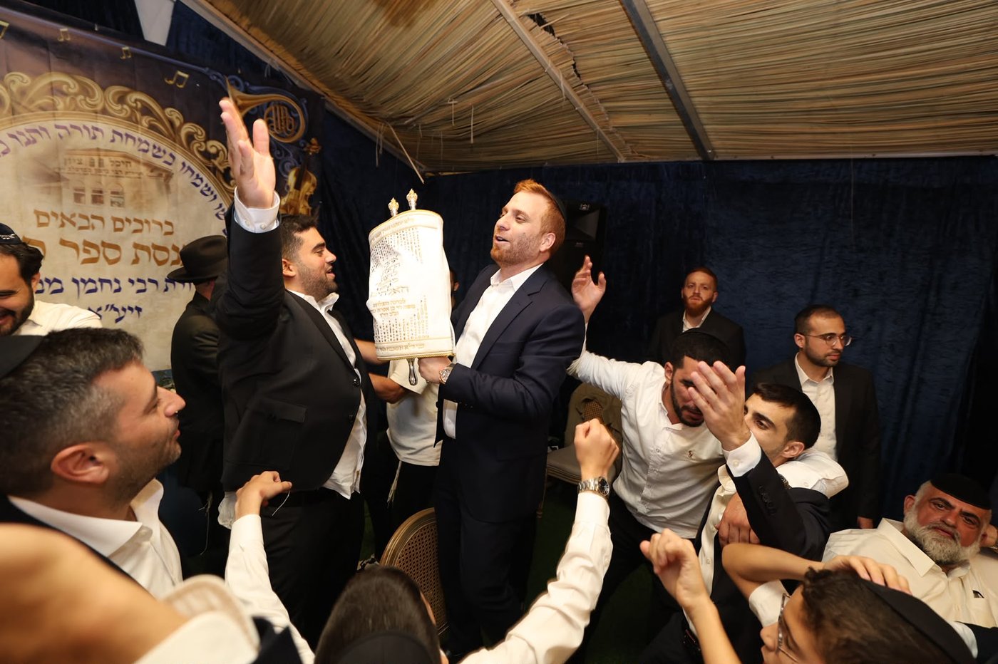 הכנסת ספר תורה בסוכה • צילום: שלומי כהן