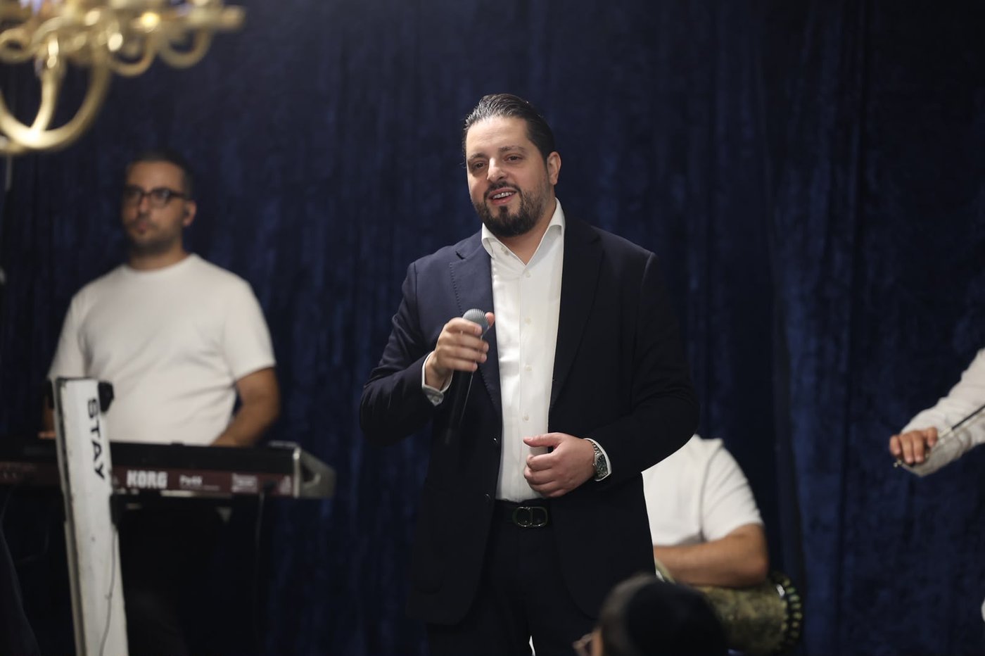 הכנסת ספר תורה בסוכה • צילום: שלומי כהן