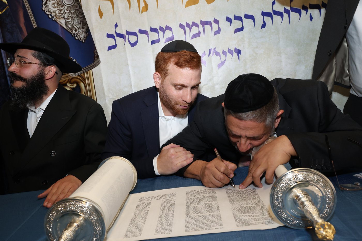 הכנסת ספר תורה בסוכה • צילום: שלומי כהן