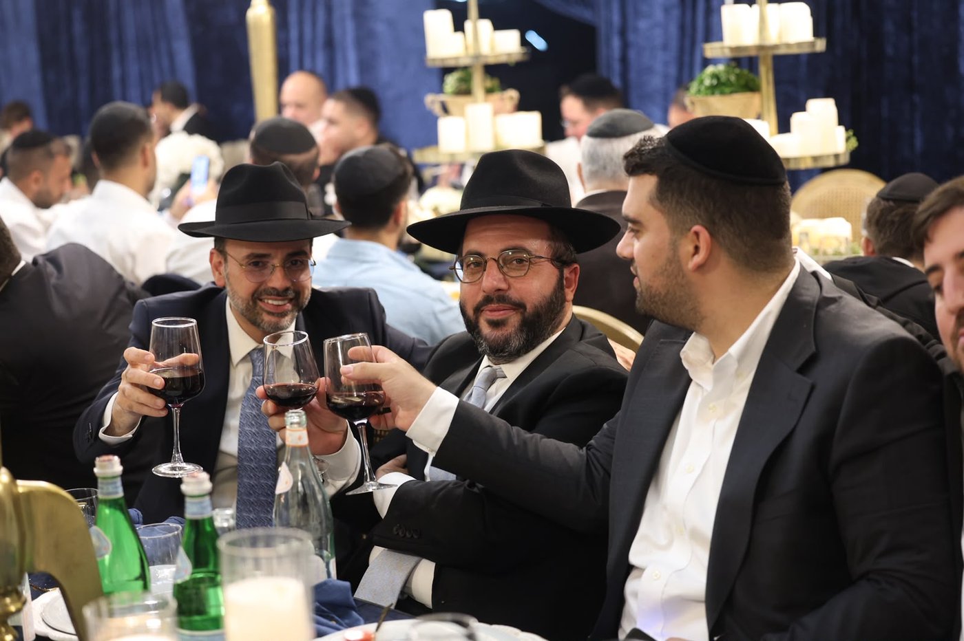 הכנסת ספר תורה בסוכה • צילום: שלומי כהן