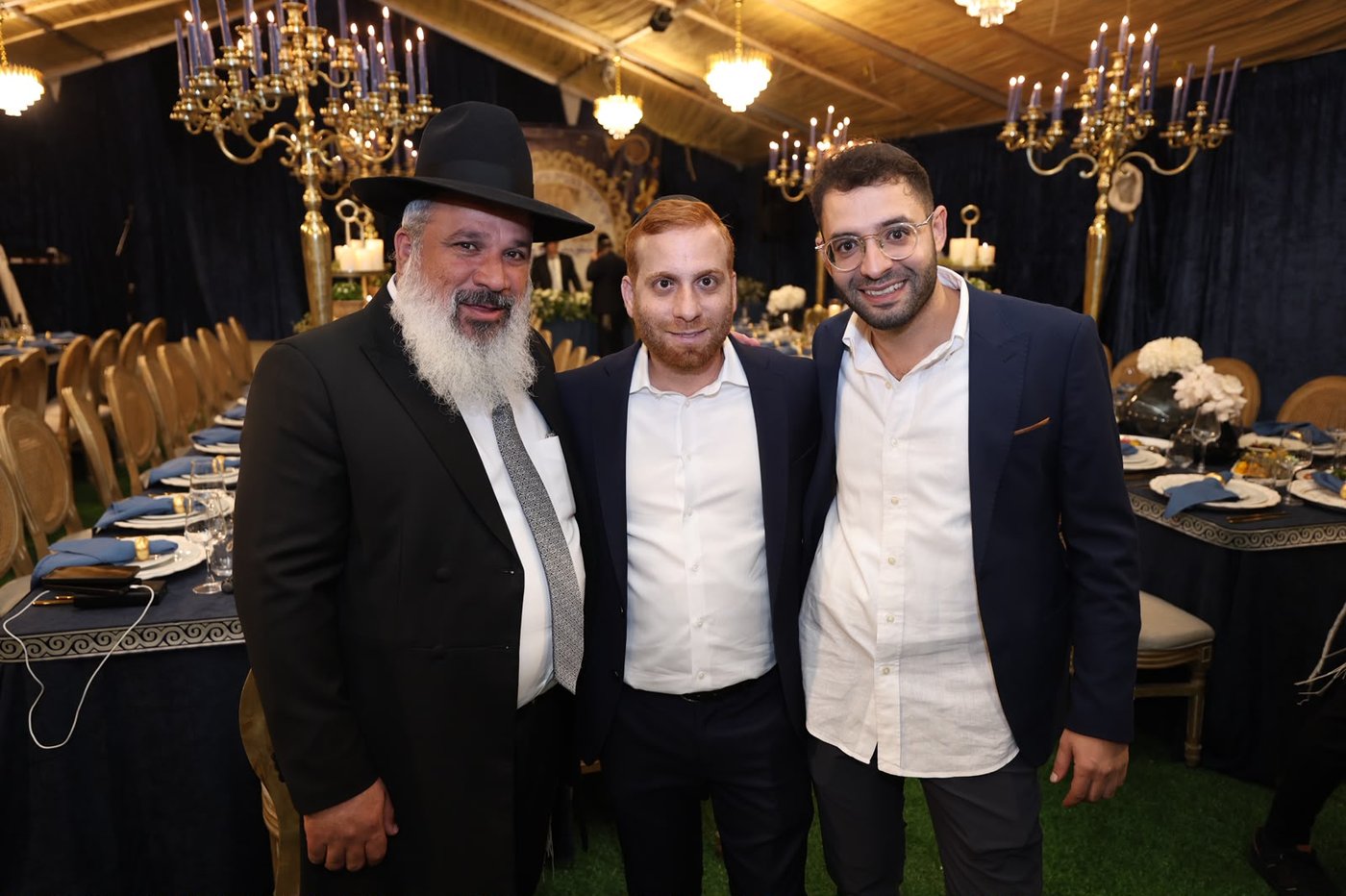 הכנסת ספר תורה בסוכה • צילום: שלומי כהן