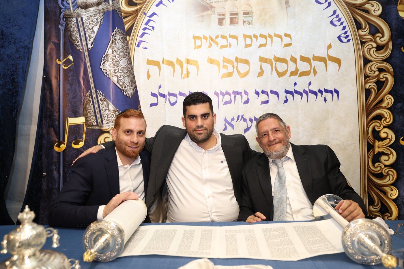 הכנסת ספר תורה בסוכה • צילום: שלומי כהן