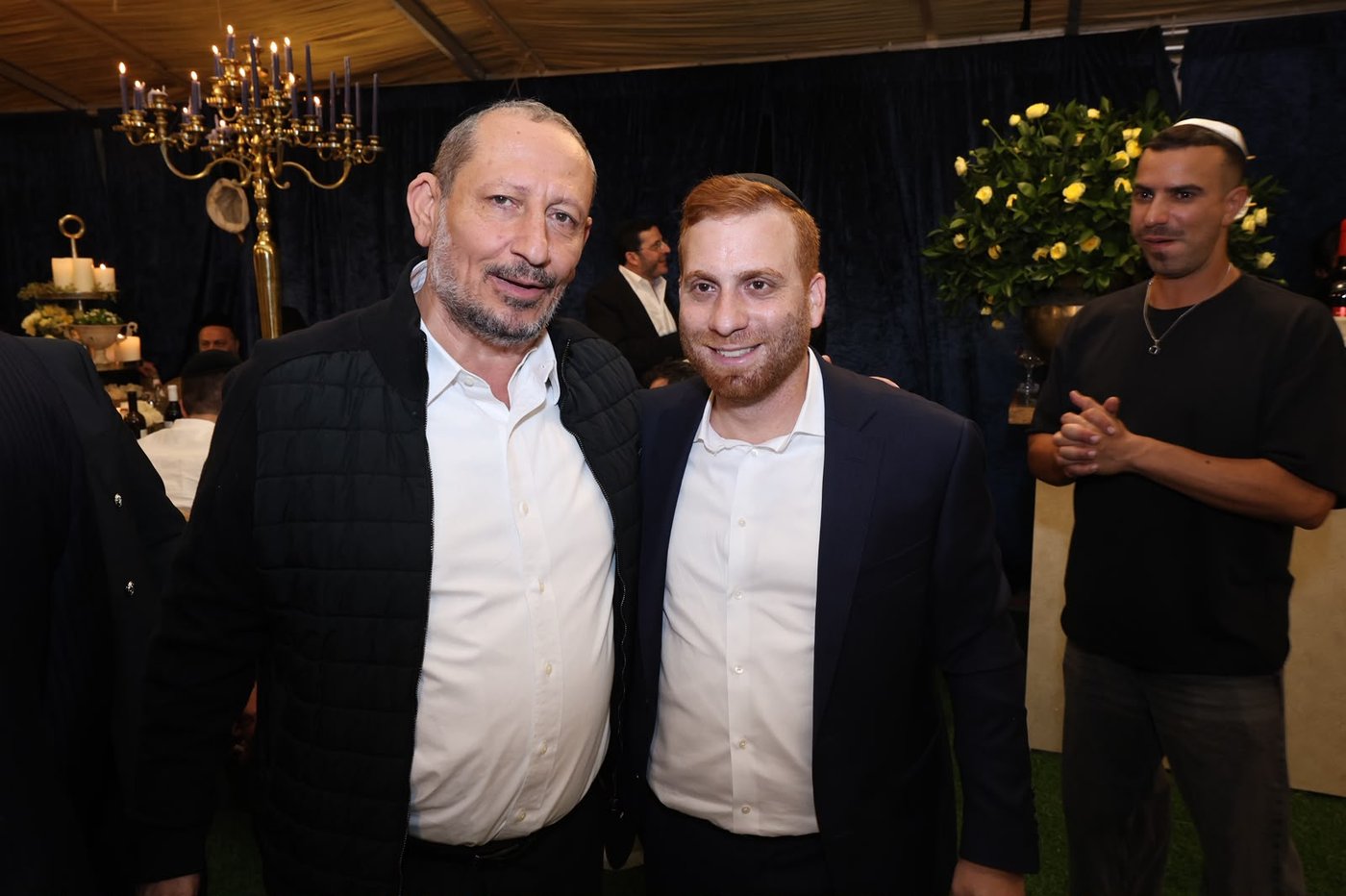 הכנסת ספר תורה בסוכה • צילום: שלומי כהן