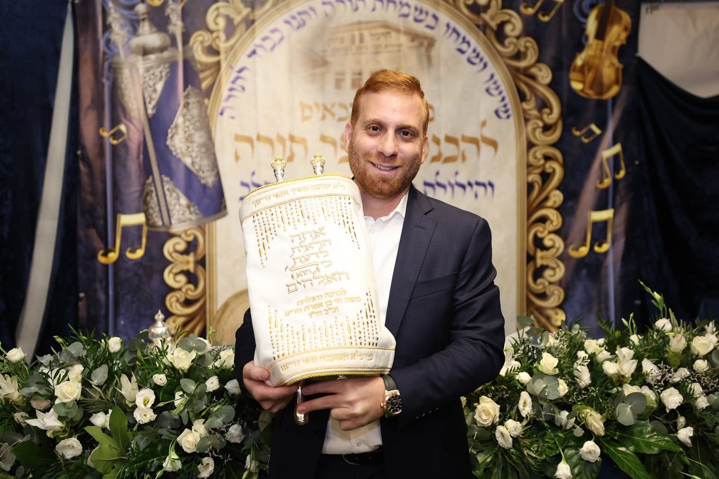הכנסת ספר תורה בסוכה • צילום: שלומי כהן