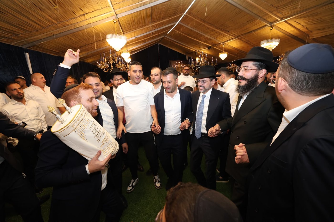 הכנסת ספר תורה בסוכה • צילום: שלומי כהן