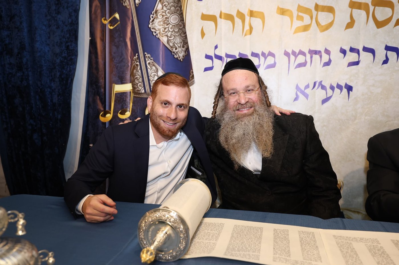 הכנסת ספר תורה בסוכה • צילום: שלומי כהן