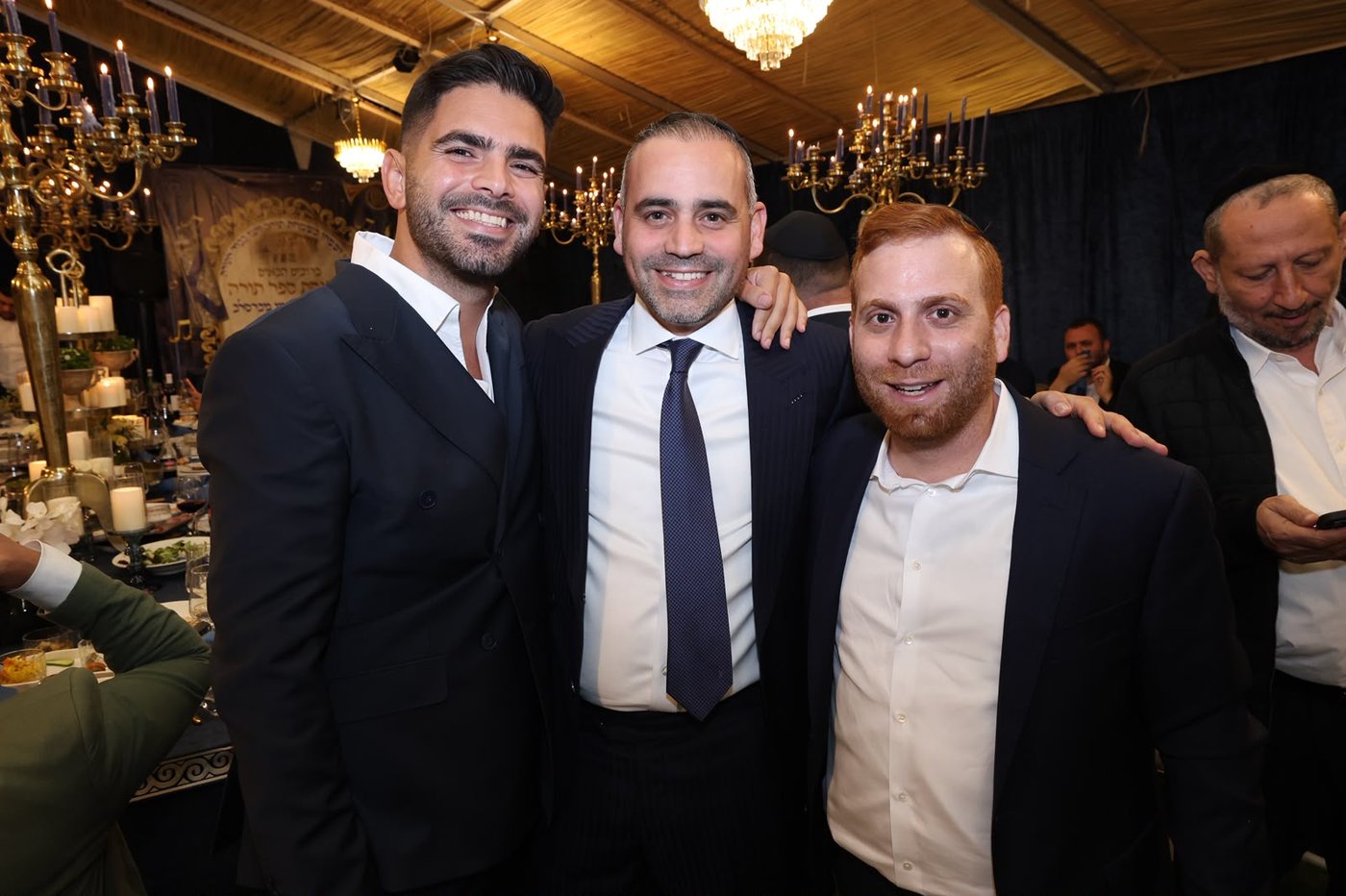 הכנסת ספר תורה בסוכה • צילום: שלומי כהן