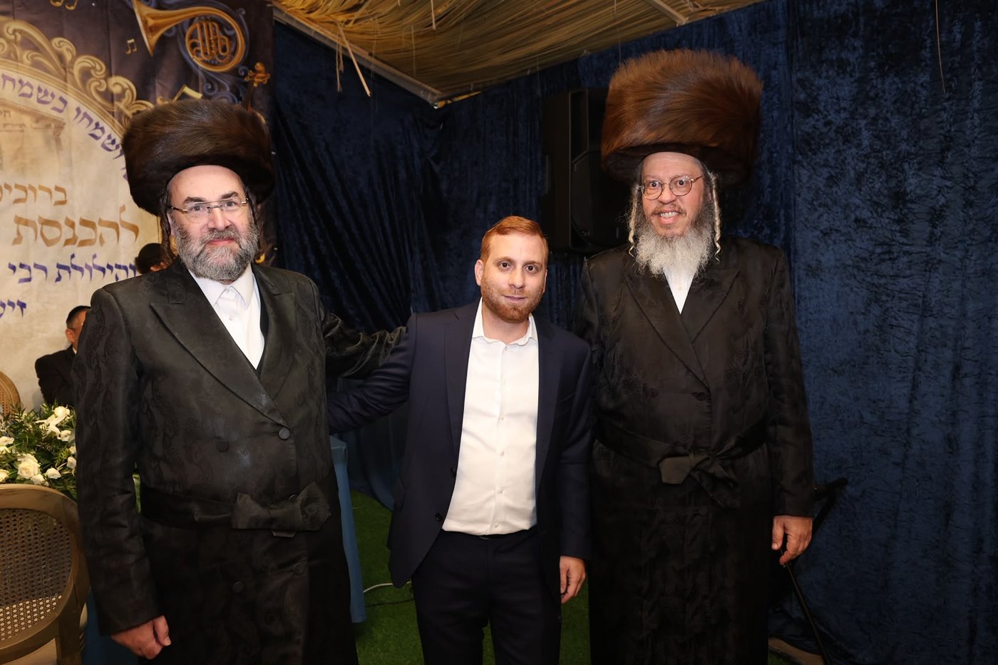 הכנסת ספר תורה בסוכה • צילום: שלומי כהן