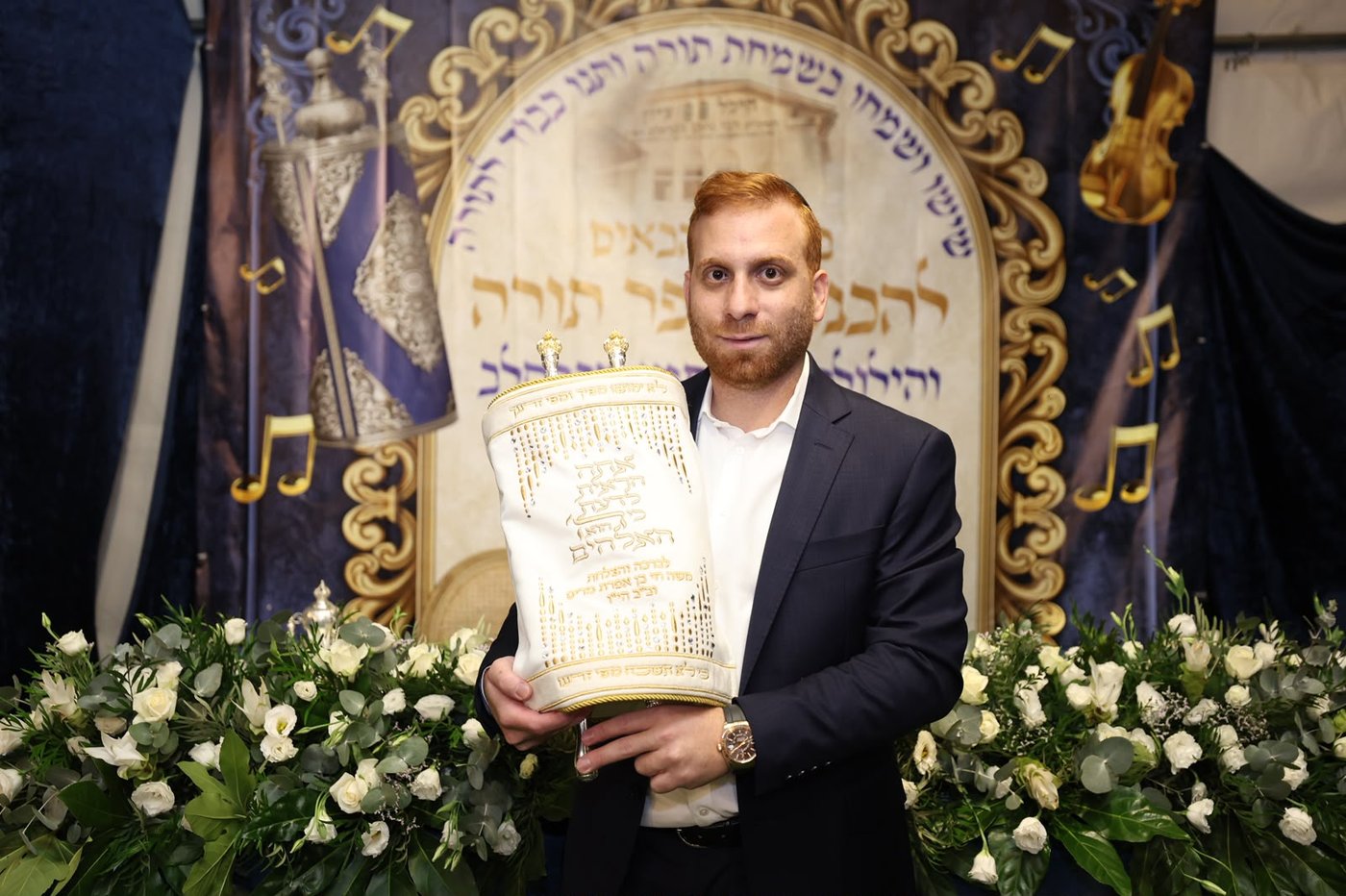 הכנסת ספר תורה בסוכה • צילום: שלומי כהן