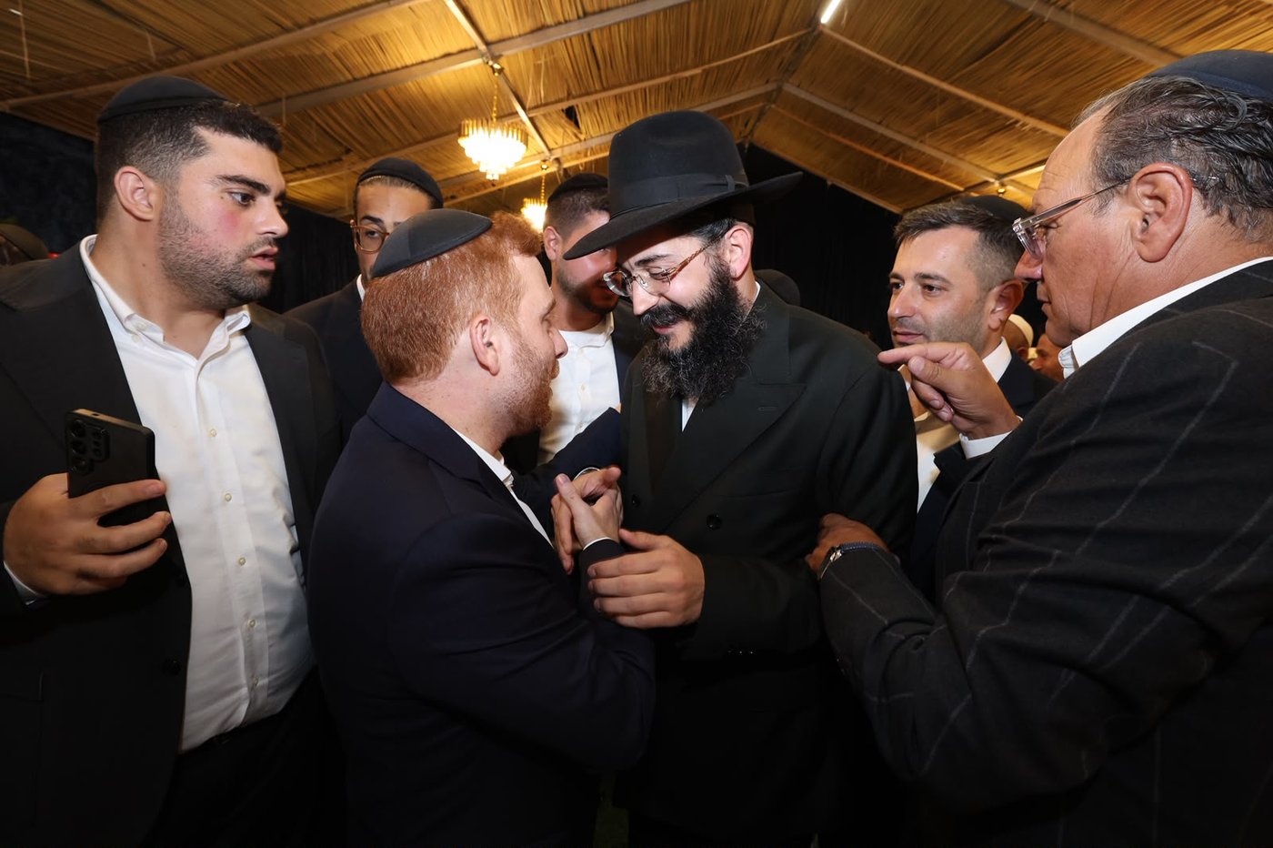 הכנסת ספר תורה בסוכה • צילום: שלומי כהן