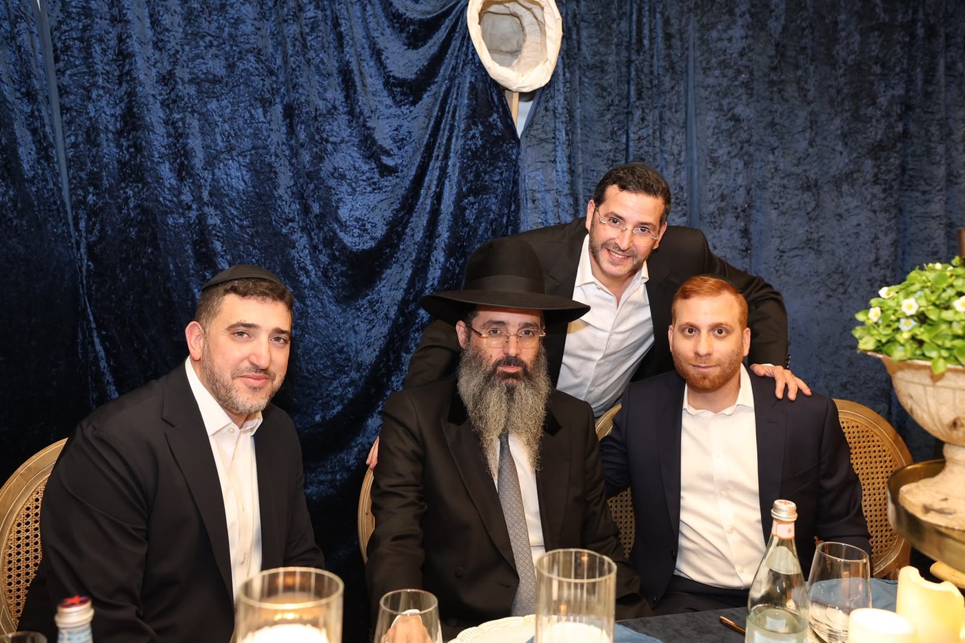 הכנסת ספר תורה בסוכה • צילום: שלומי כהן
