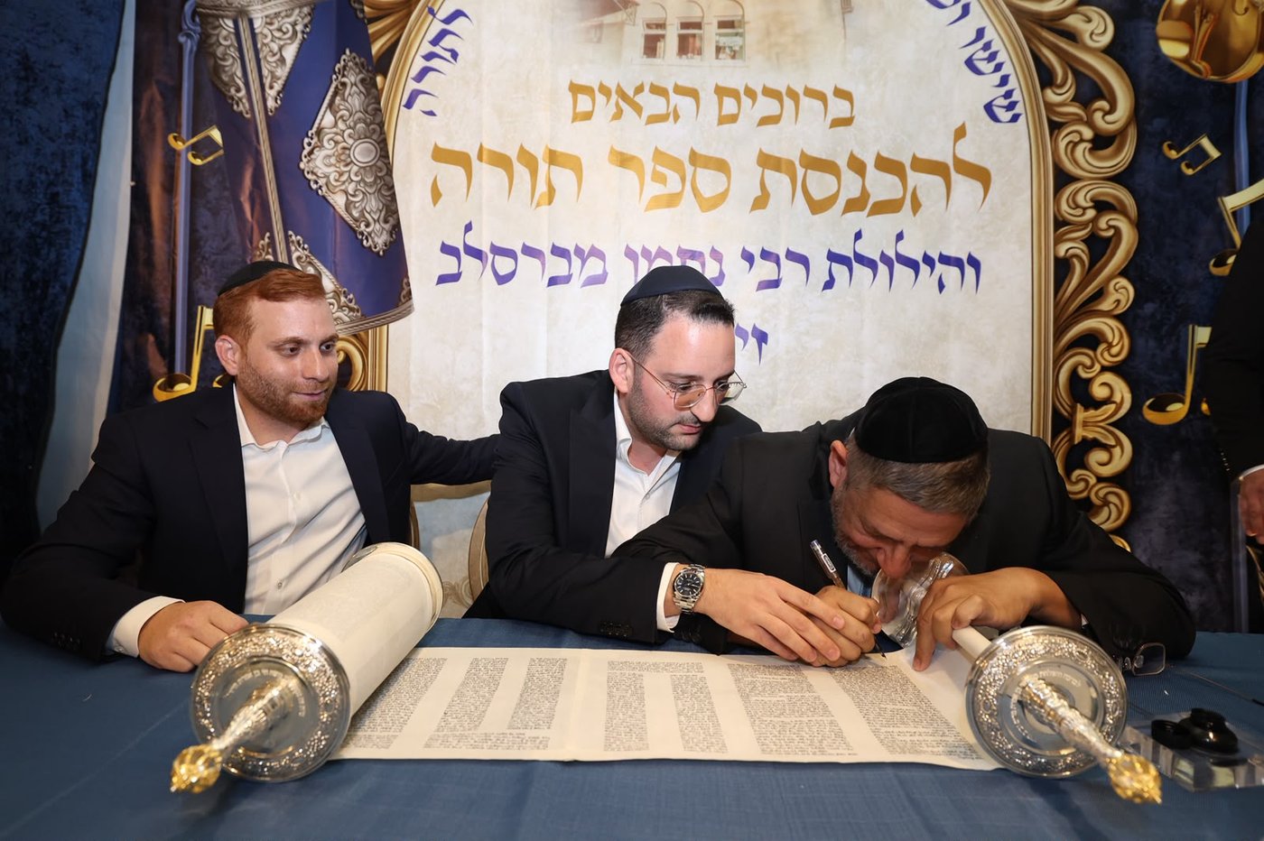 הכנסת ספר תורה בסוכה • צילום: שלומי כהן