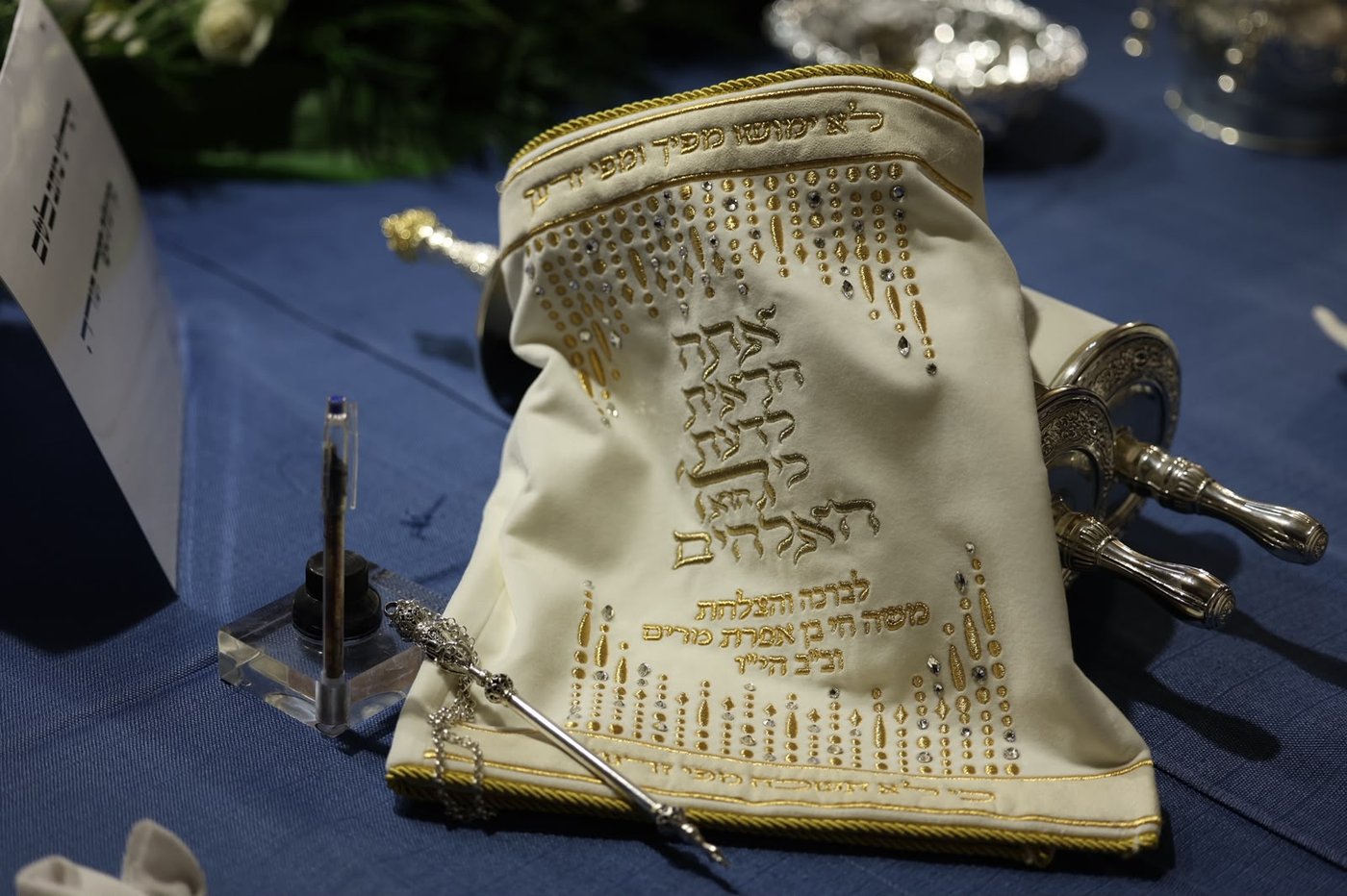 הכנסת ספר תורה בסוכה • צילום: שלומי כהן