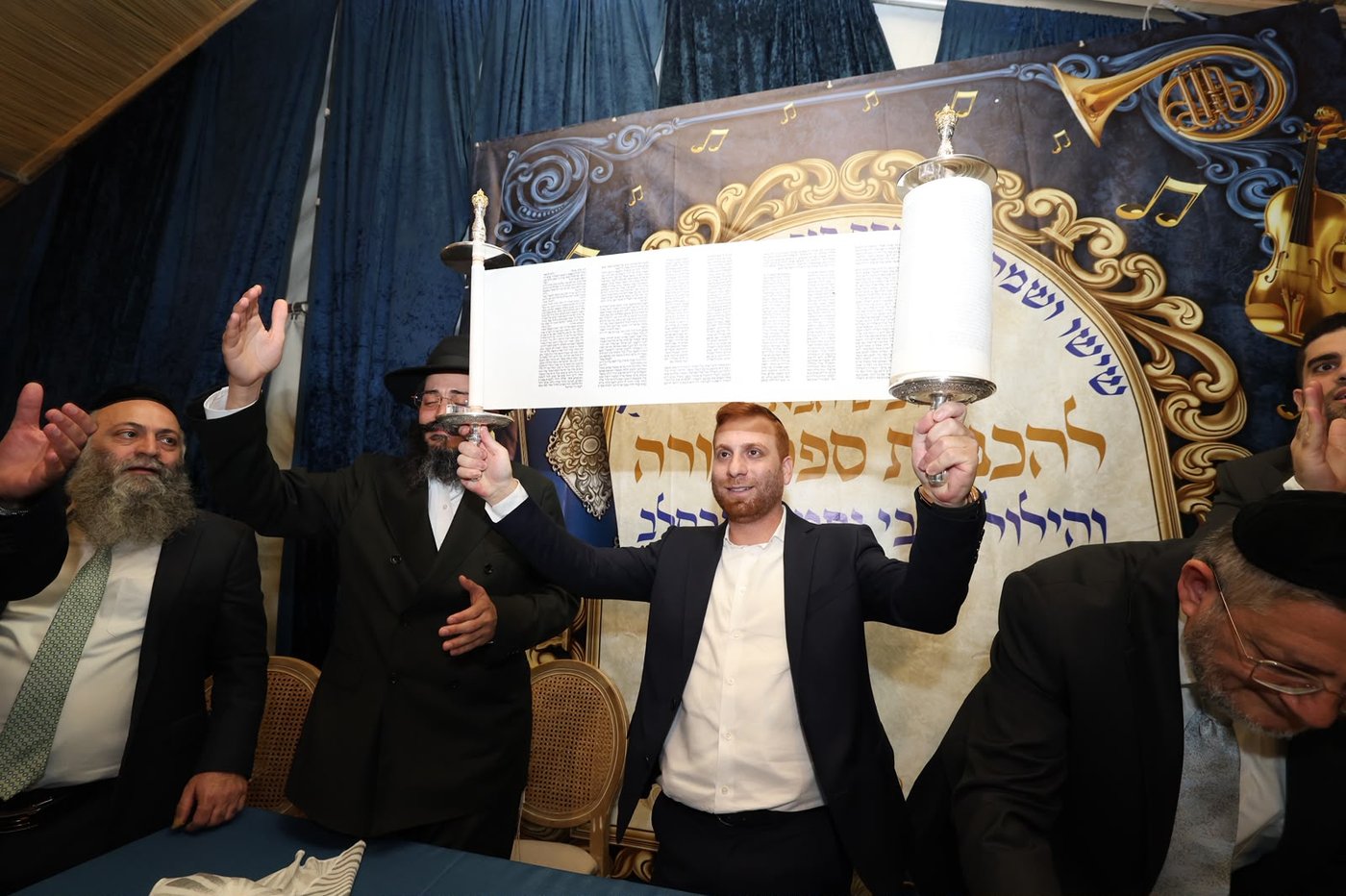 הכנסת ספר תורה בסוכה • צילום: שלומי כהן