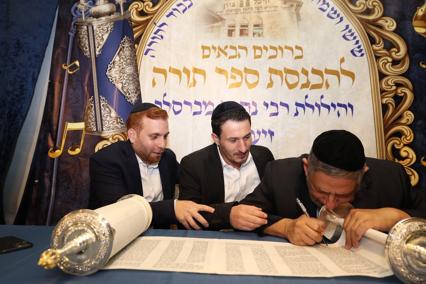 הכנסת ספר תורה בסוכה • צילום: שלומי כהן