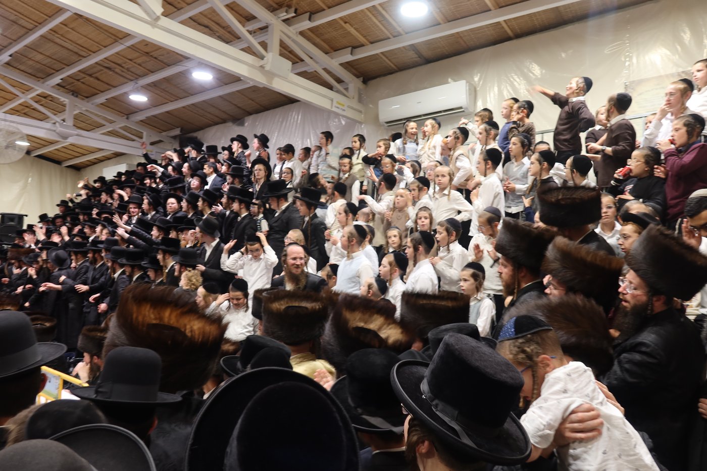סוכות בחצר זוועהיל | צילום: שימי פ.