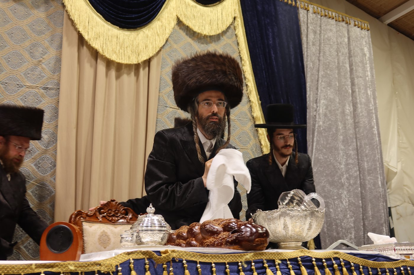 סוכות בחצר זוועהיל | צילום: שימי פ.