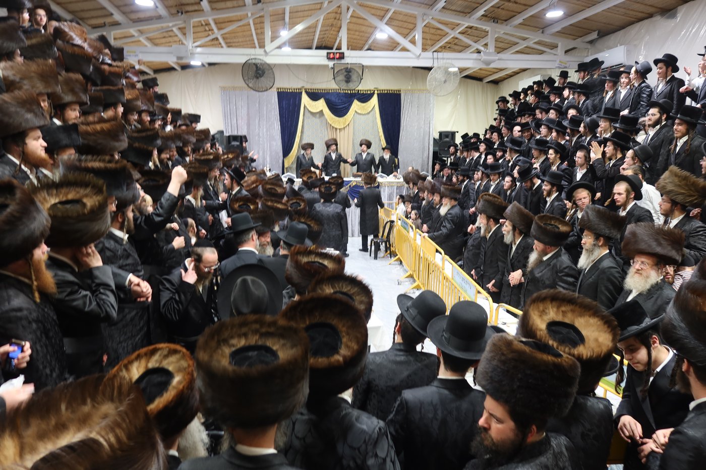 סוכות בחצר זוועהיל | צילום: שימי פ.
