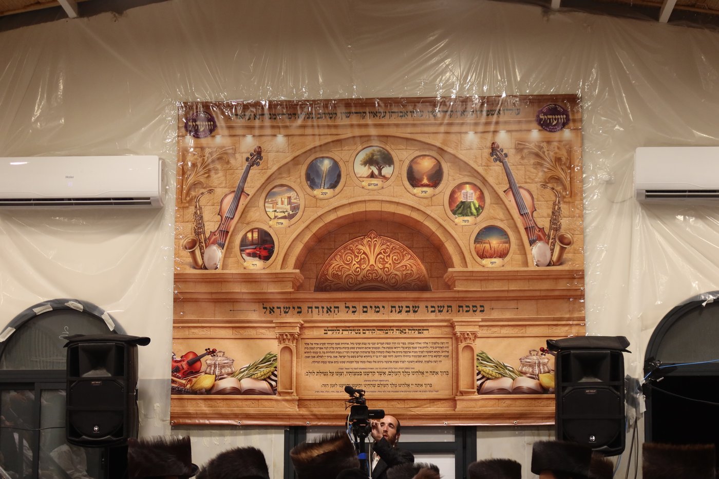 סוכות בחצר זוועהיל | צילום: שימי פ.