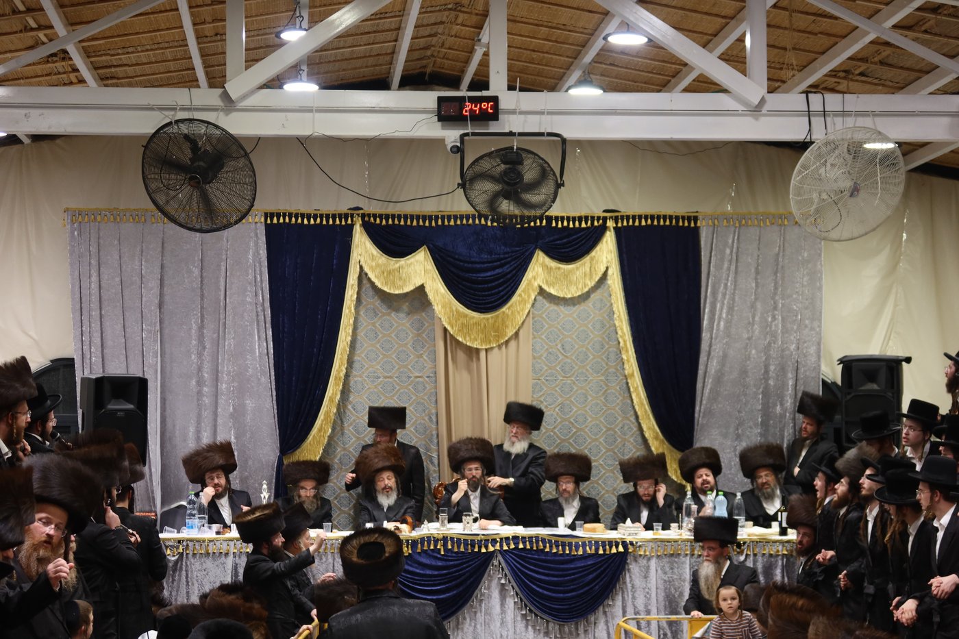סוכות בחצר זוועהיל | צילום: שימי פ.