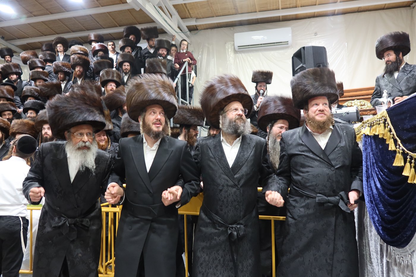 סוכות בחצר זוועהיל | צילום: שימי פ.