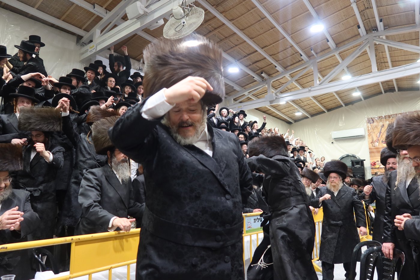 סוכות בחצר זוועהיל | צילום: שימי פ.