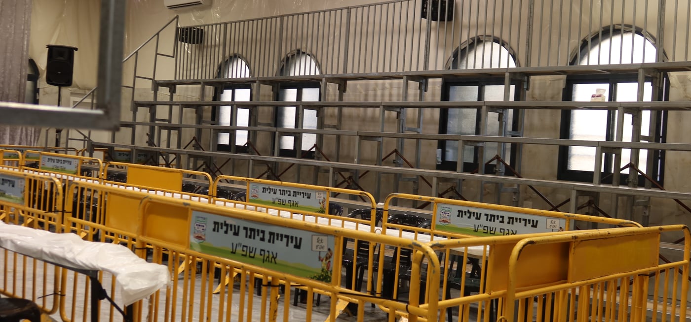 סוכות בחצר זוועהיל | צילום: שימי פ.