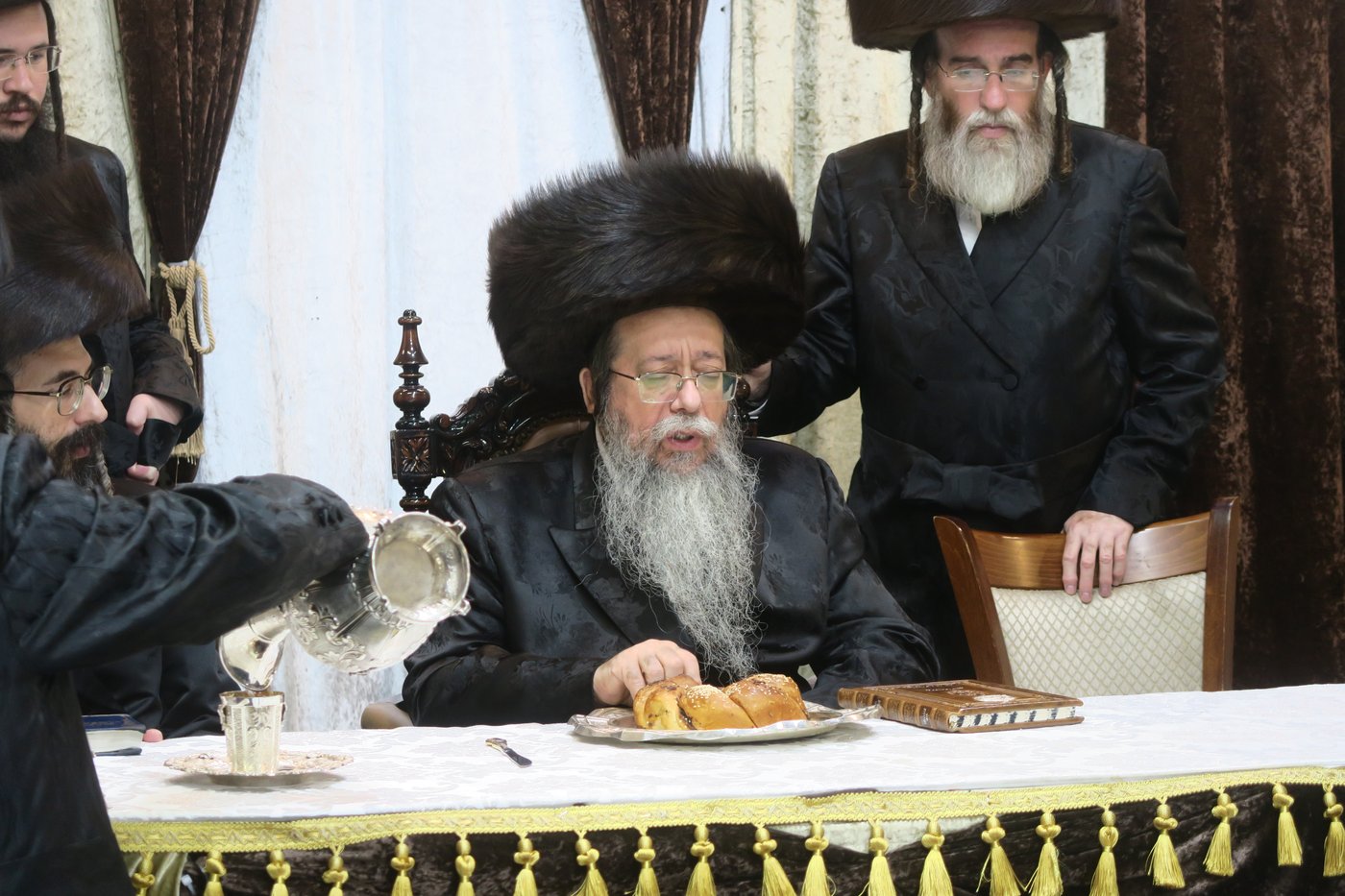האדמו"ר משבט הלוי שליט"א בטיש חול המועד סוכות | צילום: מ. אדלר