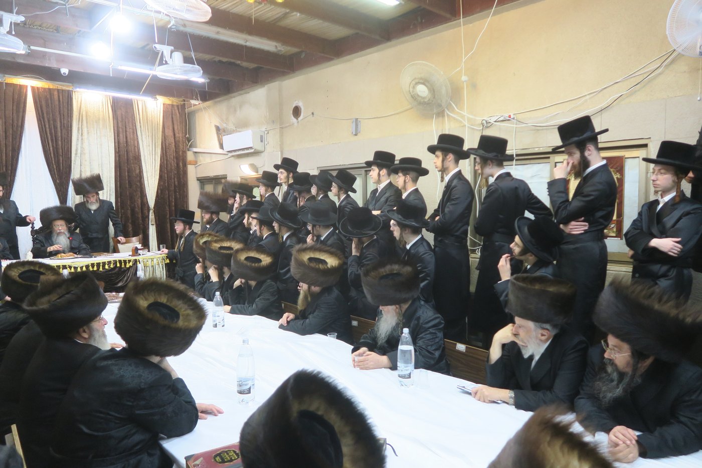האדמו"ר משבט הלוי שליט"א בטיש חול המועד סוכות | צילום: מ. אדלר