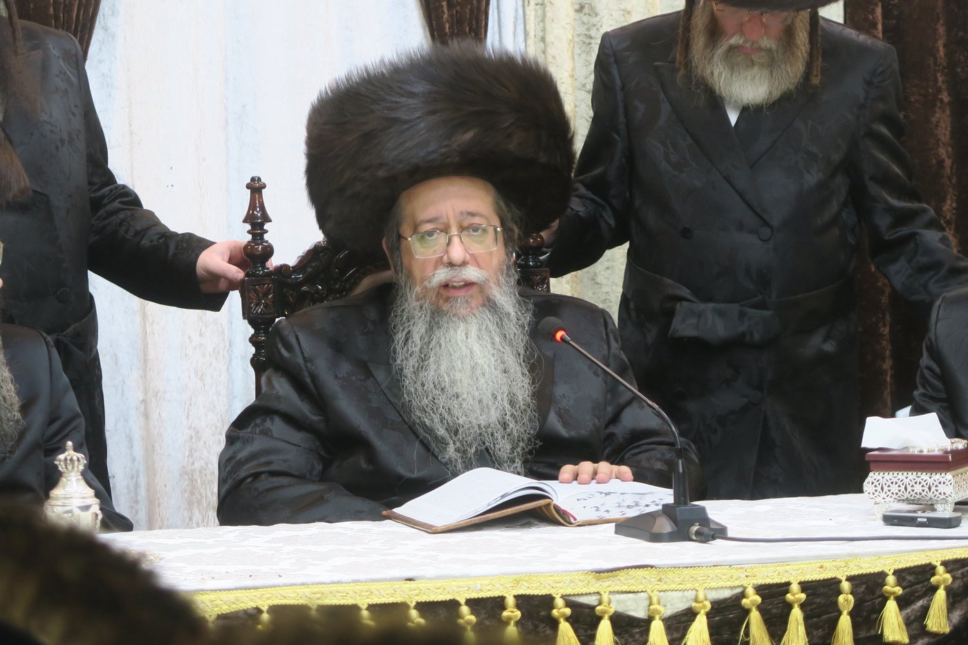 האדמו"ר משבט הלוי שליט"א בטיש חול המועד סוכות | צילום: מ. אדלר