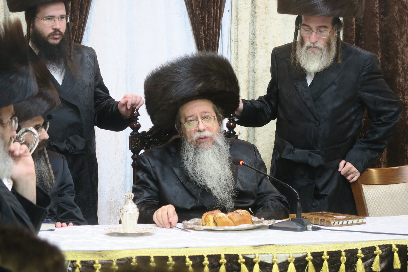 האדמו"ר משבט הלוי שליט"א בטיש חול המועד סוכות | צילום: מ. אדלר