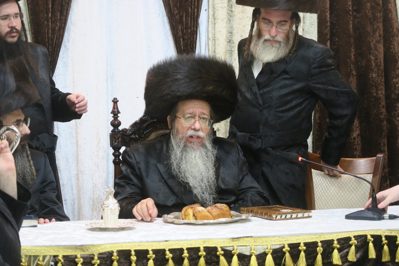 האדמו"ר משבט הלוי שליט"א בטיש חול המועד סוכות | צילום: מ. אדלר