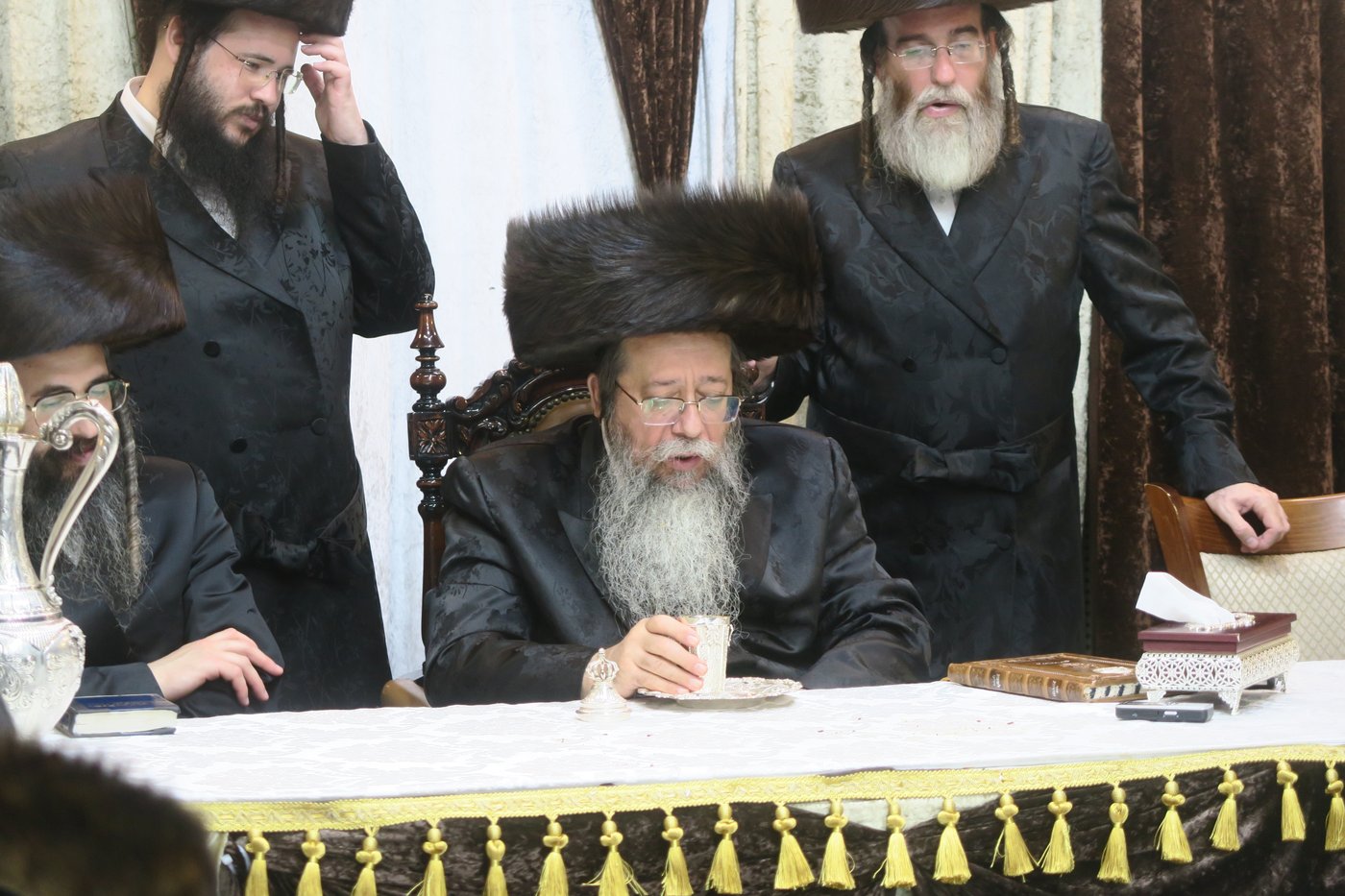 האדמו"ר משבט הלוי שליט"א בטיש חול המועד סוכות | צילום: מ. אדלר