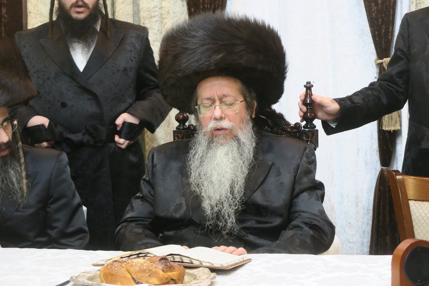 האדמו"ר משבט הלוי שליט"א בטיש חול המועד סוכות | צילום: מ. אדלר