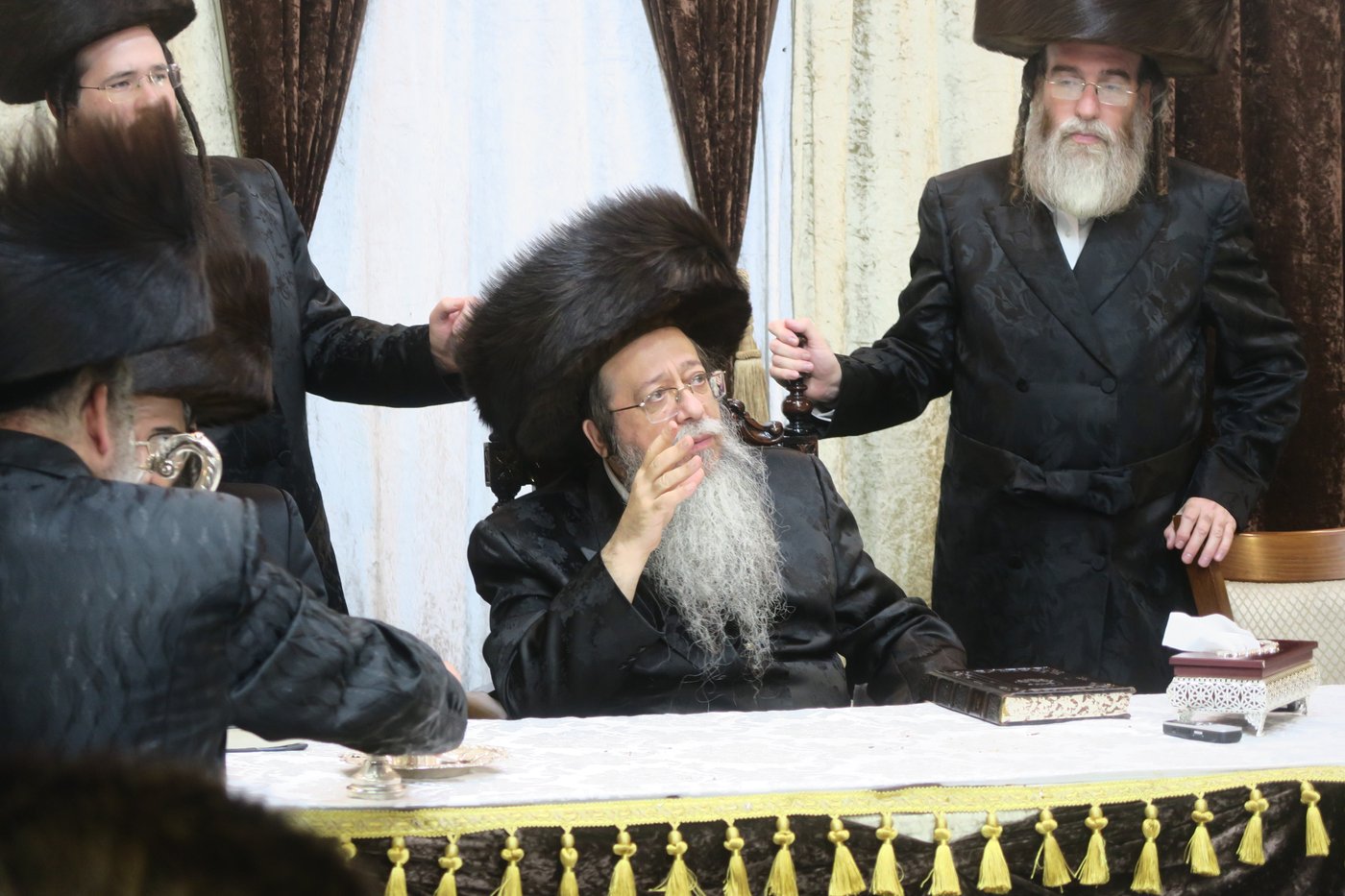 האדמו"ר משבט הלוי שליט"א בטיש חול המועד סוכות | צילום: מ. אדלר