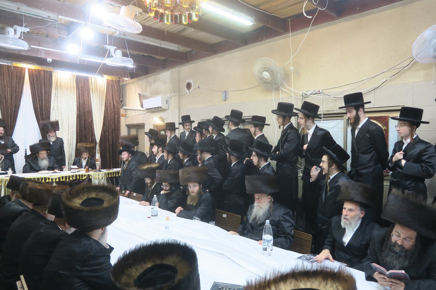 האדמו"ר משבט הלוי שליט"א בטיש חול המועד סוכות | צילום: מ. אדלר