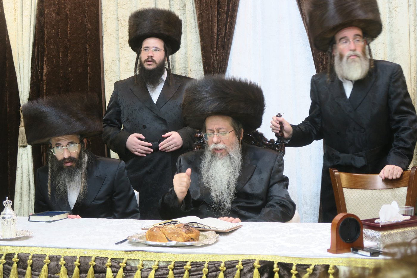 האדמו"ר משבט הלוי שליט"א בטיש חול המועד סוכות | צילום: מ. אדלר