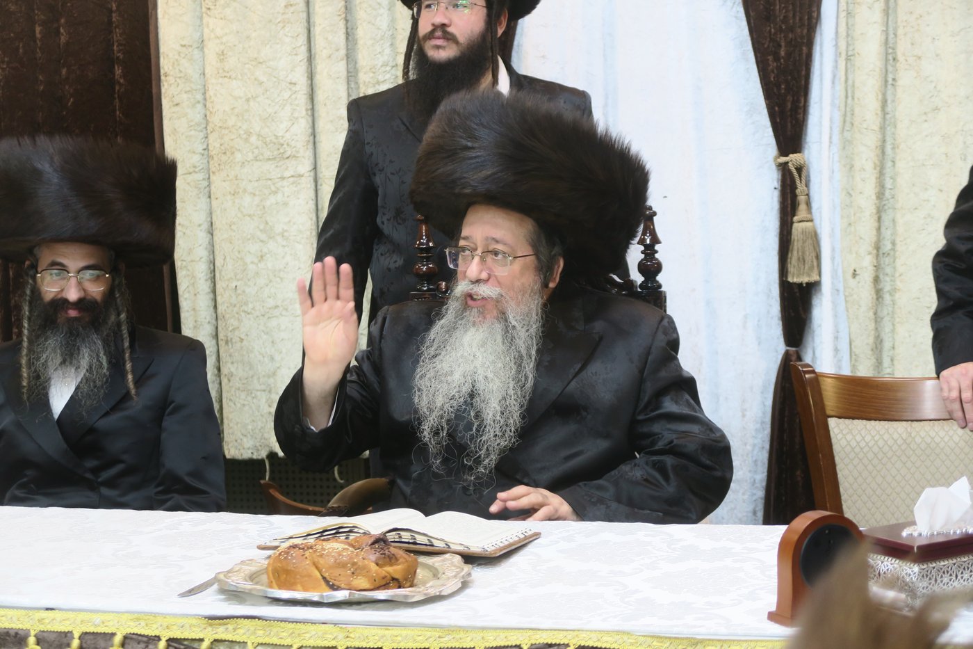 האדמו"ר משבט הלוי שליט"א בטיש חול המועד סוכות | צילום: מ. אדלר